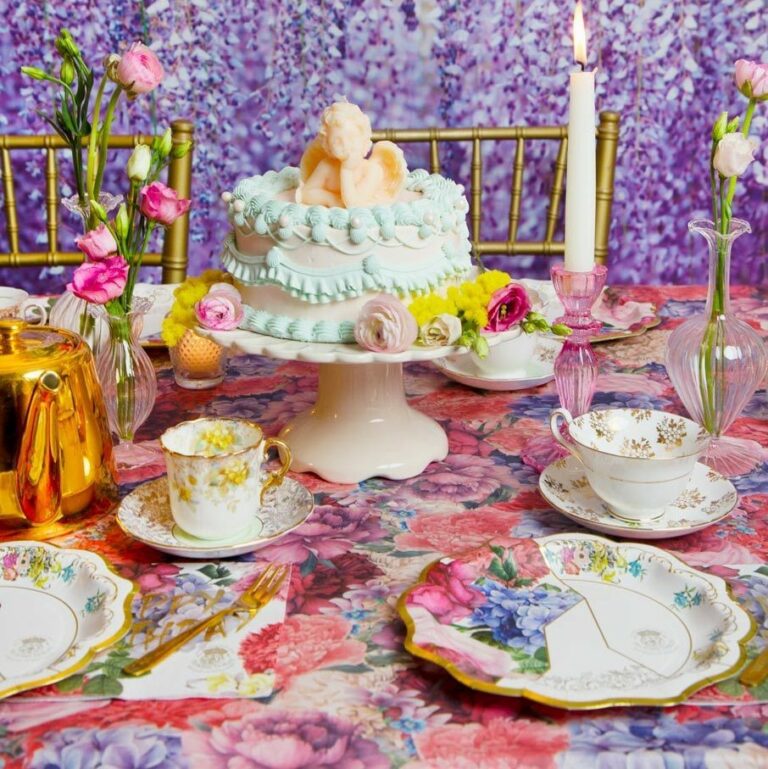 Vintage blommig bordsduk