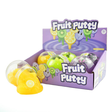 PUTTY FRUIT är en elastisk, mjuk slime med glansig yta och fruktinspirerade färger. Den är stretchig, formbar och ger timmar av rolig och kreativ taktil lek. Varje burk innehåller 140g slime i fräscha färger som påminner om vattenmelon, ananas eller jordgubb – variationen skickas slumpmässigt.