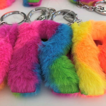 Tinka Nyckelring med Karbinhake Bokstav Plysch Regnbågsfärgad
