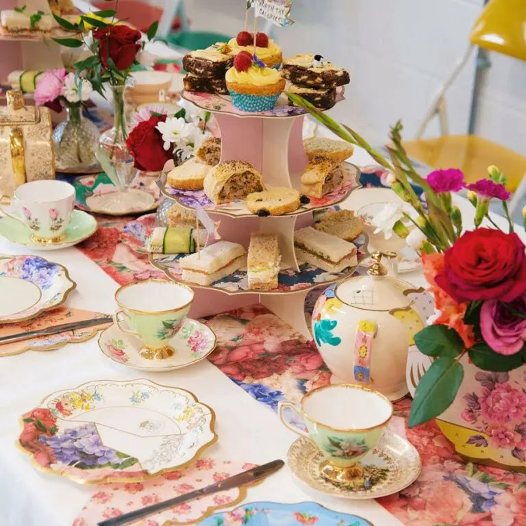 Truly Scrumptious 3-vånings kakfat med blommor