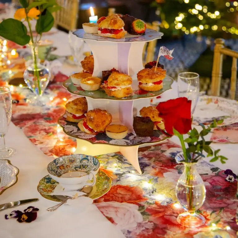 Truly Scrumptious 3-vånings kakfat med blommor