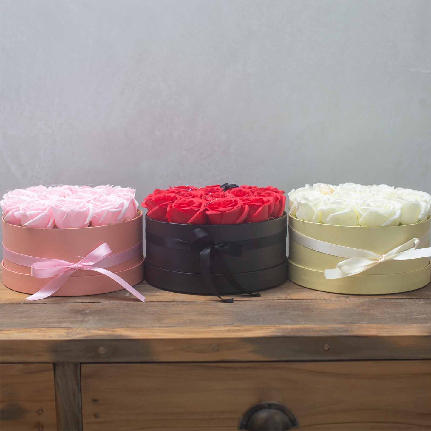 Tvålblommor Gåvoset med - 14 Röda Rosor - Rund