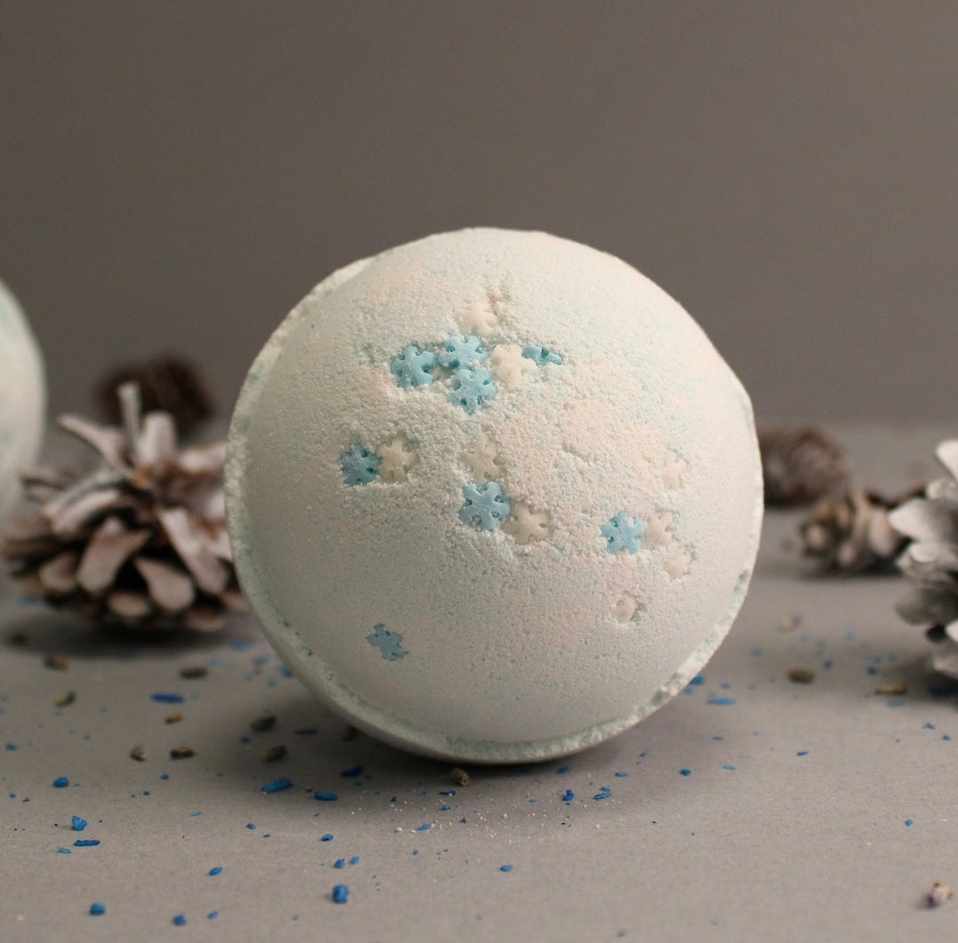 Badbomb Happy Bath Snöflinga med Blåbärsdoft dia 7.5 cm 180 g