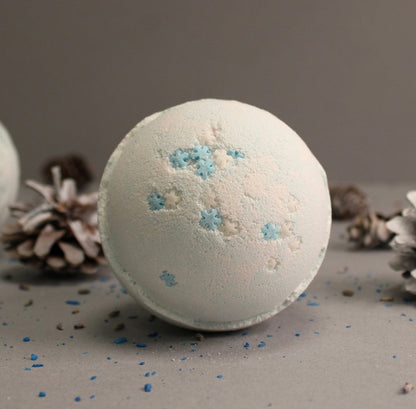 Badbomb Happy Bath Snöflinga med Blåbärsdoft dia 7.5 cm 180 g