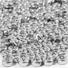 113099 Bokstavspärlor Rund Silver med Svart Tryck 7x1.2 mm, 21 G, 1 Förp.
